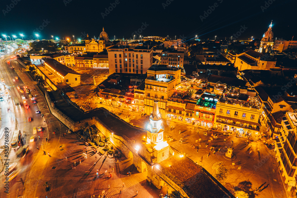 Paisaje urbano de la ciudad de Cartagena (Colombia), incluyendo sus playas, fuertes, murallas, centro histórico, mar.