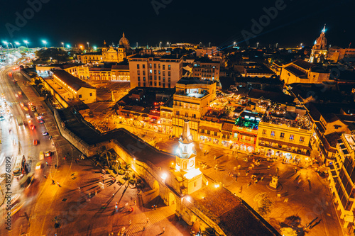 Obraz na płótnie Paisaje urbano de la ciudad de Cartagena (Colombia), incluyendo sus playas, fuertes, murallas, centro histórico, mar. w salonie