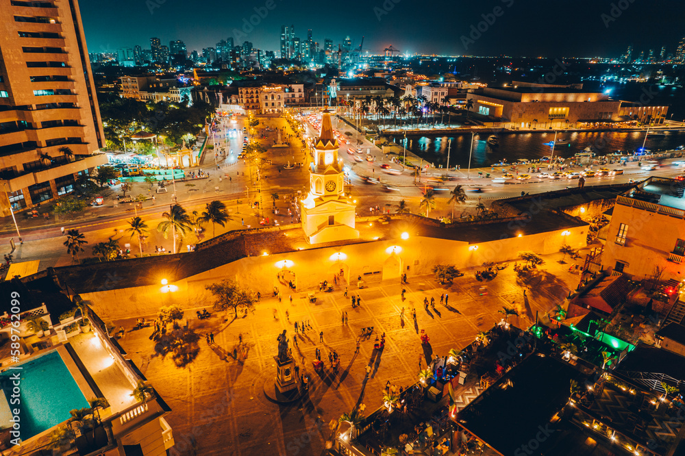 Paisaje urbano de la ciudad de Cartagena (Colombia), incluyendo sus playas, fuertes, murallas, centro histórico, mar.