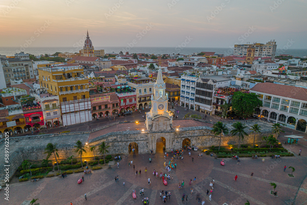 Paisaje urbano de la ciudad de Cartagena (Colombia), incluyendo sus playas, fuertes, murallas, centro histórico, mar.