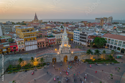 Obraz na płótnie Paisaje urbano de la ciudad de Cartagena (Colombia), incluyendo sus playas, fuertes, murallas, centro histórico, mar. w salonie