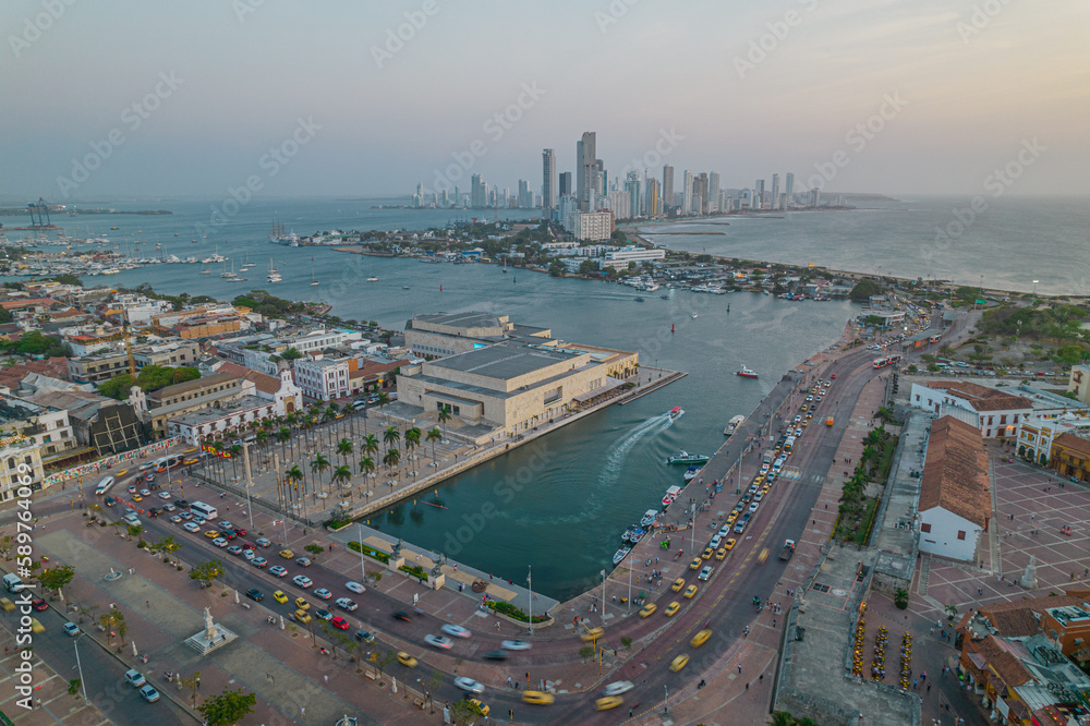 Fototapeta premium Paisaje urbano de la ciudad de Cartagena (Colombia), incluyendo sus playas, fuertes, murallas, centro histórico, mar.