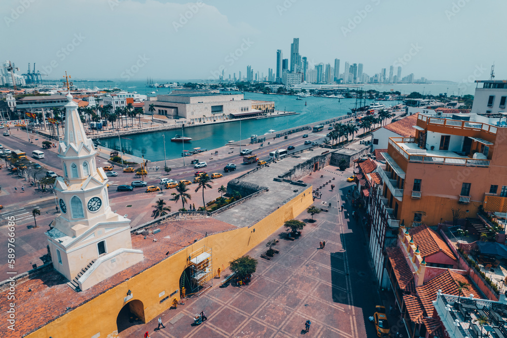 Paisaje urbano de la ciudad de Cartagena (Colombia), incluyendo sus playas, fuertes, murallas, centro histórico, mar.