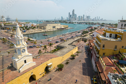 Paisaje urbano de la ciudad de Cartagena (Colombia), incluyendo sus playas, fuertes, murallas, centro histórico, mar.