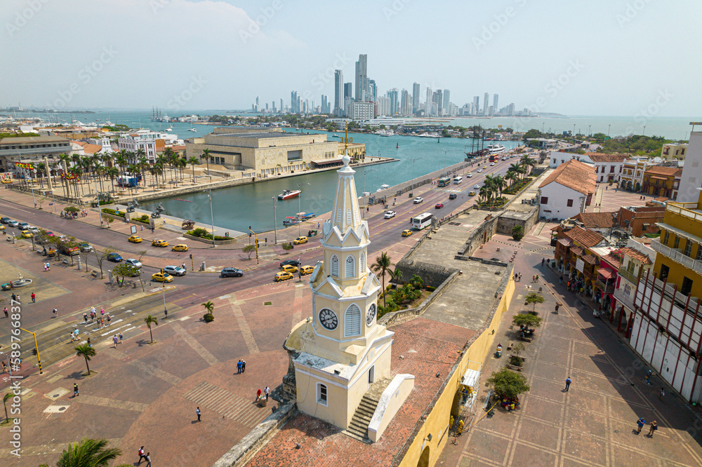 Paisaje urbano de la ciudad de Cartagena (Colombia), incluyendo sus playas, fuertes, murallas, centro histórico, mar.