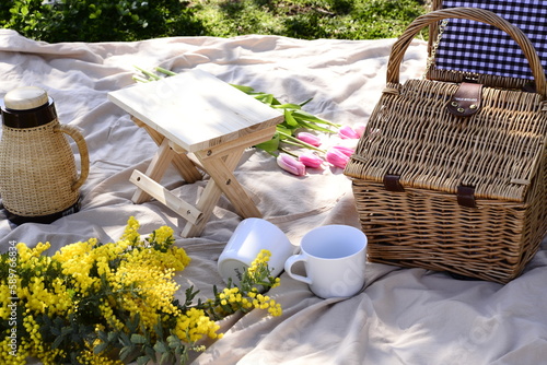 ピクニックセットと花