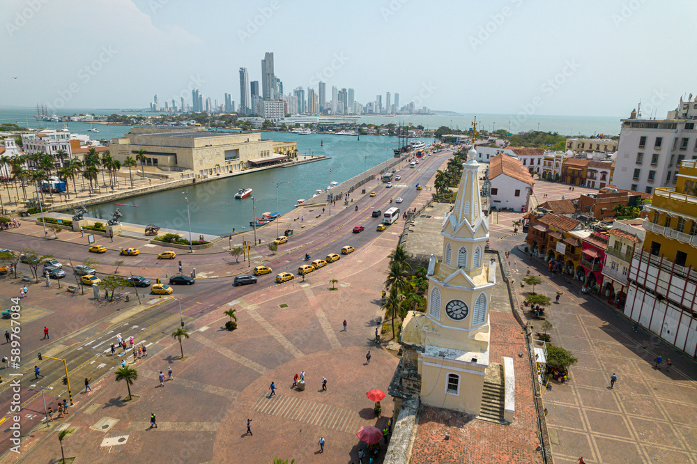 Paisaje urbano de la ciudad de Cartagena (Colombia), incluyendo sus playas, fuertes, murallas, centro histórico, mar.