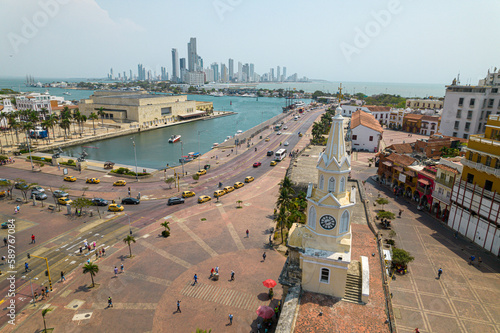 Paisaje urbano de la ciudad de Cartagena (Colombia), incluyendo sus playas, fuertes, murallas, centro histórico, mar.