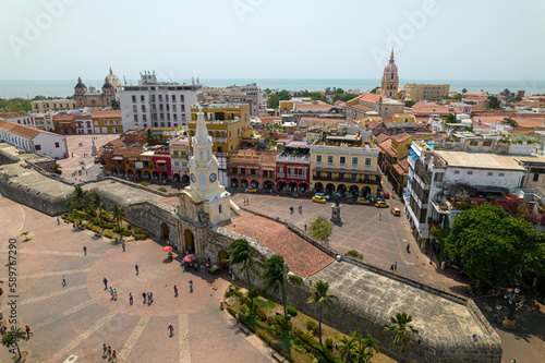 Obraz na płótnie Paisaje urbano de la ciudad de Cartagena (Colombia), incluyendo sus playas, fuertes, murallas, centro histórico, mar. w salonie