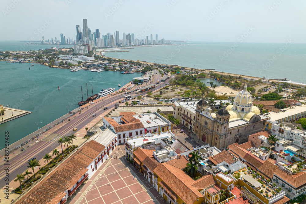 Paisaje urbano de la ciudad de Cartagena (Colombia), incluyendo sus playas, fuertes, murallas, centro histórico, mar.