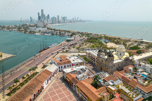 Obraz na płótnie Paisaje urbano de la ciudad de Cartagena (Colombia), incluyendo sus playas, fuertes, murallas, centro histórico, mar. w salonie
