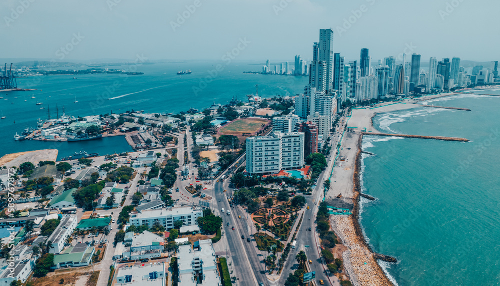 Paisaje urbano de la ciudad de Cartagena (Colombia), incluyendo sus playas, fuertes, murallas, centro histórico, mar.