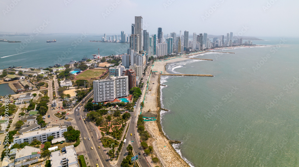 Paisaje urbano de la ciudad de Cartagena (Colombia), incluyendo sus playas, fuertes, murallas, centro histórico, mar.