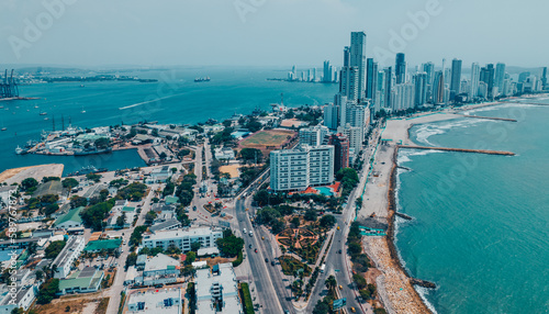 Paisaje urbano de la ciudad de Cartagena (Colombia), incluyendo sus playas, fuertes, murallas, centro histórico, mar.