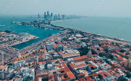 Obraz na płótnie Paisaje urbano de la ciudad de Cartagena (Colombia), incluyendo sus playas, fuertes, murallas, centro histórico, mar. w salonie