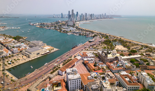 Obraz na płótnie Paisaje urbano de la ciudad de Cartagena (Colombia), incluyendo sus playas, fuertes, murallas, centro histórico, mar. w salonie