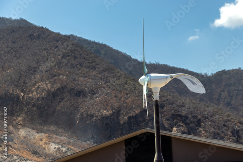 山に設置されたプロペラ式の風向風速計