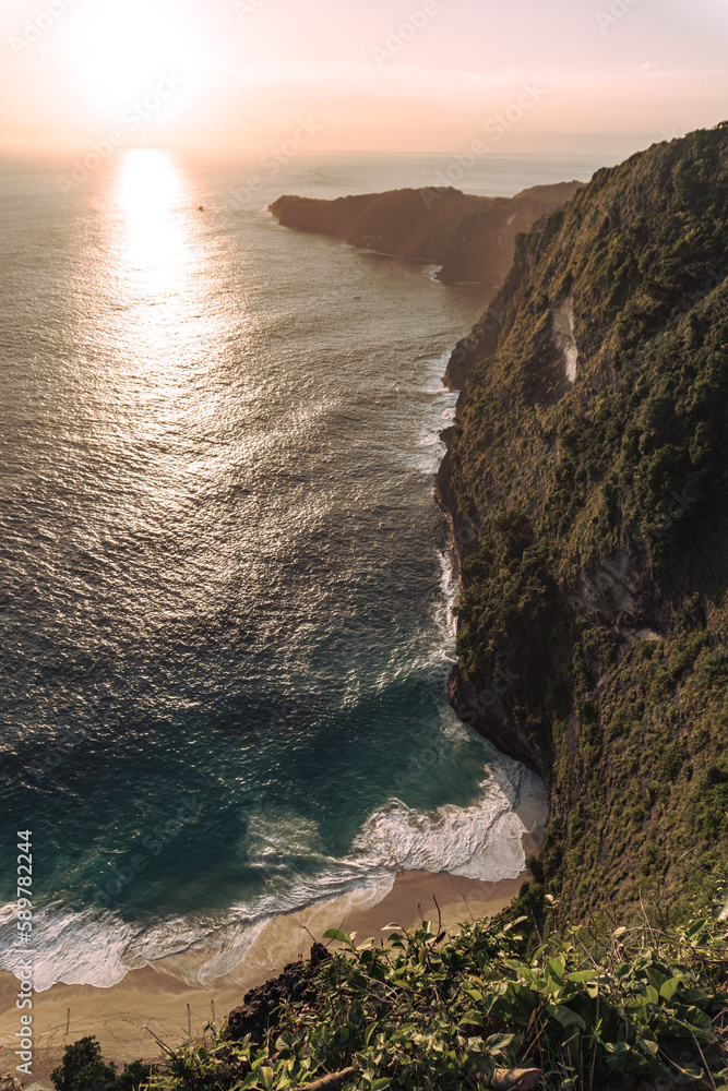 Piękne klify na tle zachodzącego słońca i oceanu, Nusa Penida, Indonezja.
