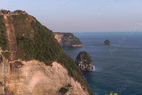 Obraz na płótnie Piękne klify na tle zachodzącego słońca i oceanu, Nusa Penida, Indonezja. w salonie