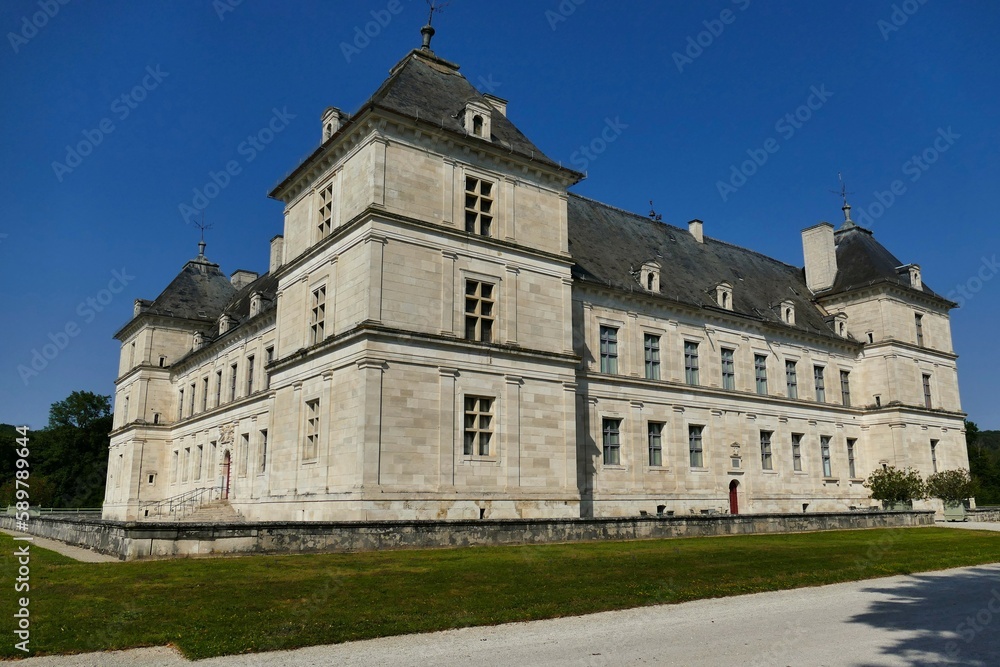 Vue latérale de la façade sud du château d’Ancy le Franc