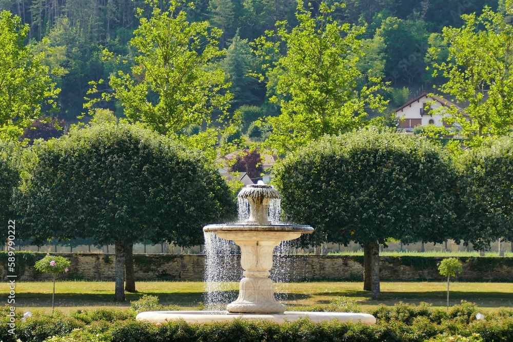 Obraz premium Une fontaine dans le parc du château d’Ancy le Franc