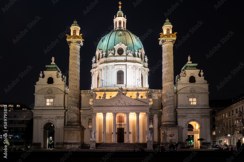 Wiener Karlskirche bei Nacht