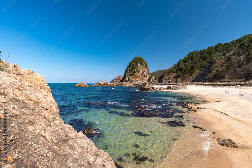 Fototapeta premium 【新潟県蓬莱山】笹川流れ蓬莱山は天下の名勝。快晴の青空と岩のある風景