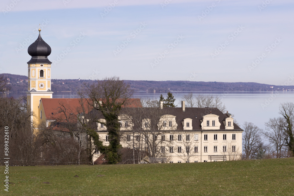 Kloster Bernried mit seiner Kirche liegt bei Tutzing über dem Starnberger See Kloster Bernried mit seiner Kirche liegt bei Tutzing über dem Starnberger See