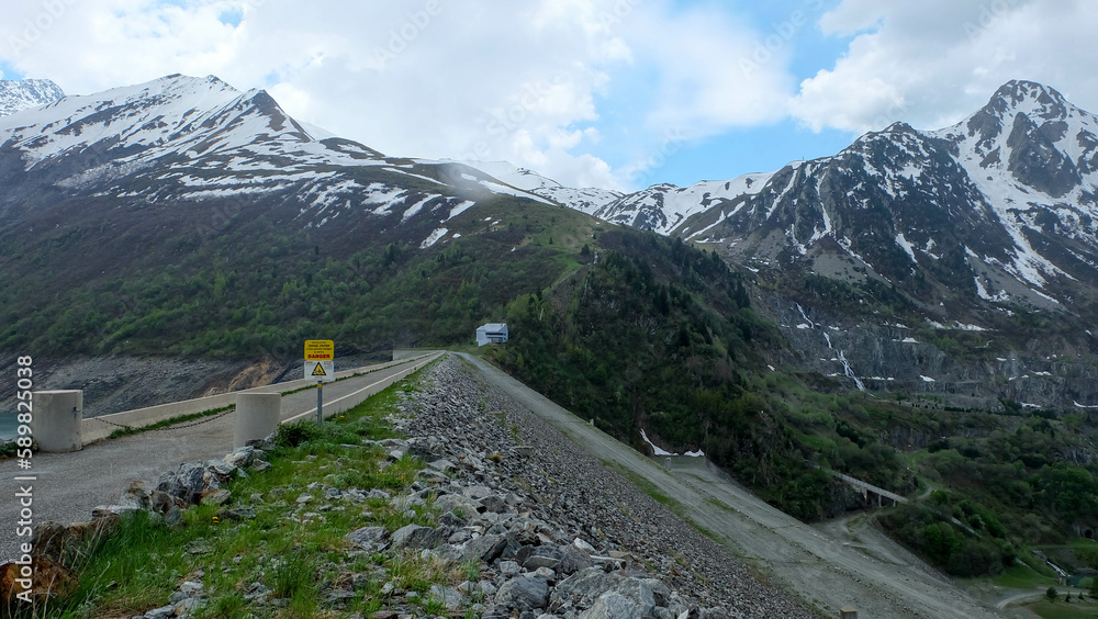 Alpen in Frankreich - Route des Grandes Alpes mit Staudamm