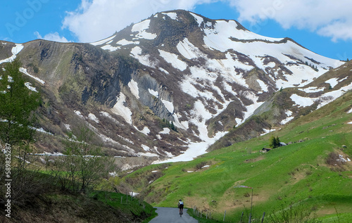 Alpen in Frankreich - Route des Grandes Alpes mit Rennradfahrer 
