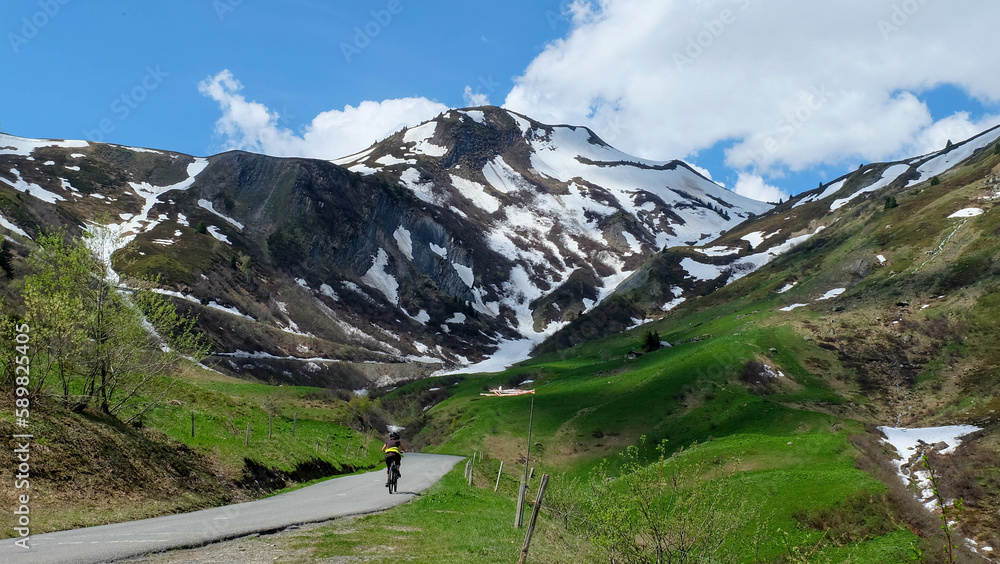 Alpen in Frankreich - Route des Grandes Alpes mit Radfahrer
