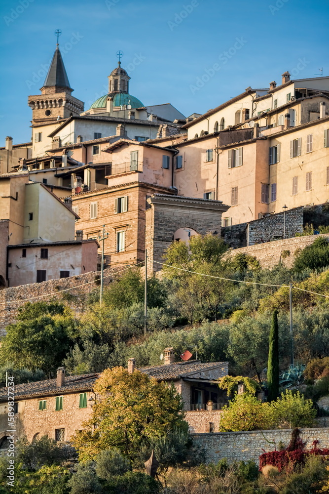 Fototapeta premium trevi, italien - oberstadt mit kathedrale