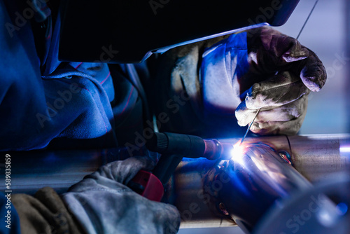 Canvastavla Men's hands closeup with argon welding machine
