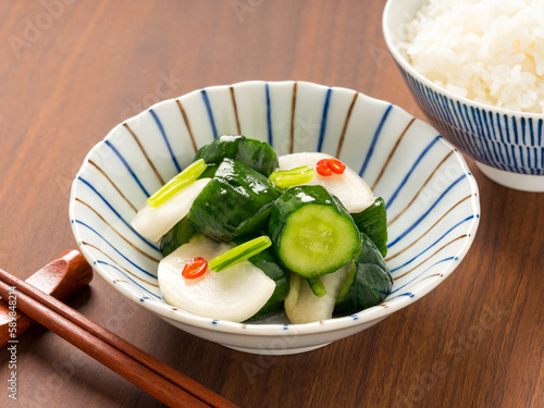 カブとキュウリの漬物。ご飯とお箸。
 photo