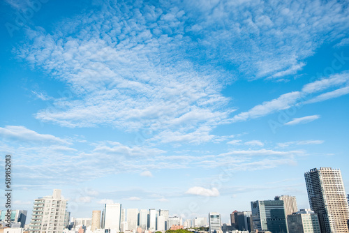 都会の青空と建物