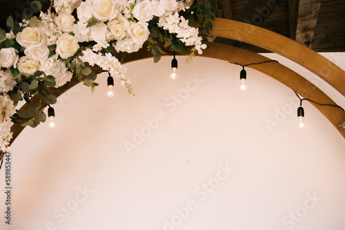 Obraz na płótnie Round wooden arch with white background and decorated with flowers and retro garland w salonie