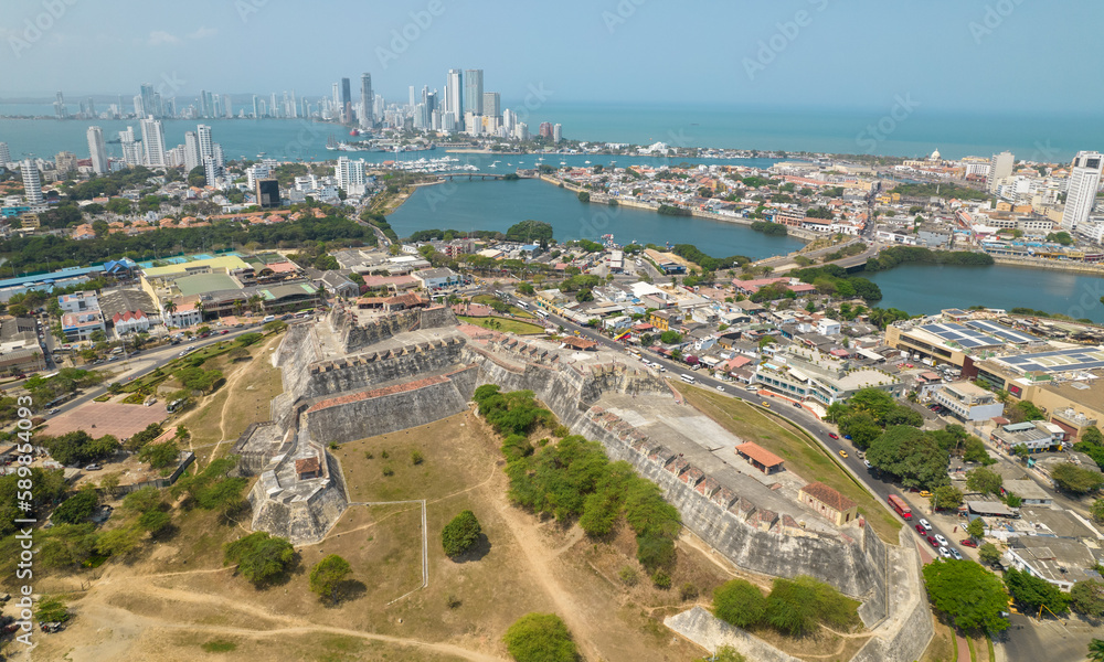Paisaje urbano de la ciudad de Cartagena (Colombia), incluyendo sus playas, fuertes, murallas, centro histórico, mar.