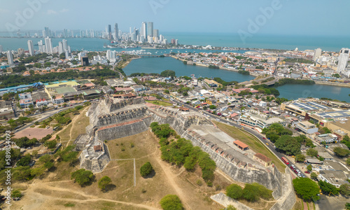 Obraz na płótnie Paisaje urbano de la ciudad de Cartagena (Colombia), incluyendo sus playas, fuertes, murallas, centro histórico, mar. w salonie