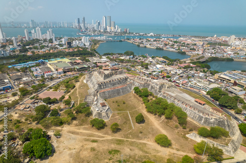 Obraz na płótnie Paisaje urbano de la ciudad de Cartagena (Colombia), incluyendo sus playas, fuertes, murallas, centro histórico, mar. w salonie