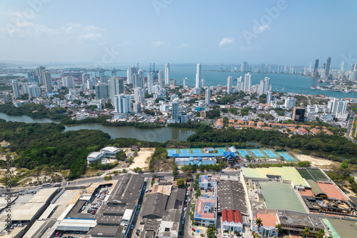 Obraz na płótnie Paisaje urbano de la ciudad de Cartagena (Colombia), incluyendo sus playas, fuertes, murallas, centro histórico, mar. w salonie