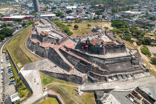 Paisaje urbano de la ciudad de Cartagena (Colombia), incluyendo sus playas, fuertes, murallas, centro histórico, mar.