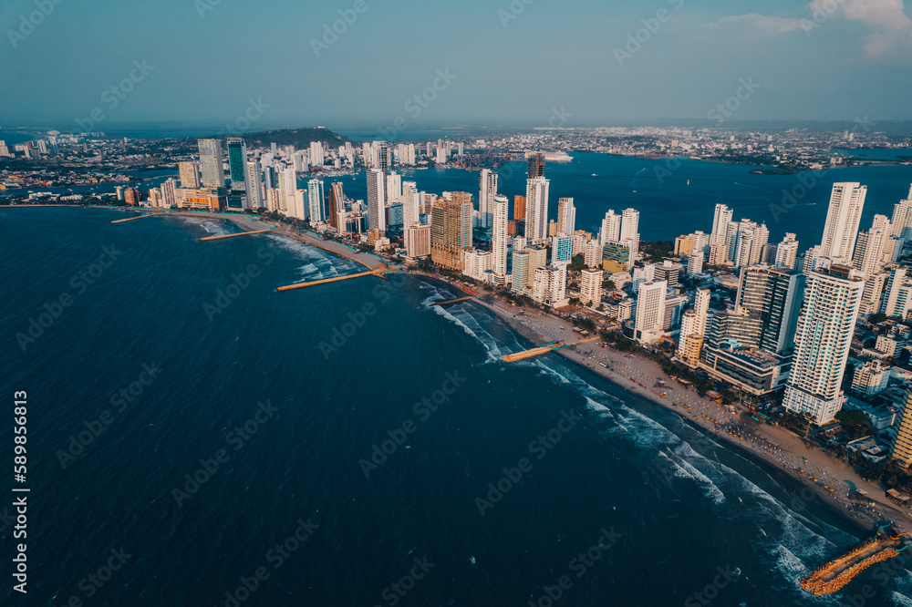 Paisaje urbano de la ciudad de Cartagena (Colombia), incluyendo sus playas, fuertes, murallas, centro histórico, mar.