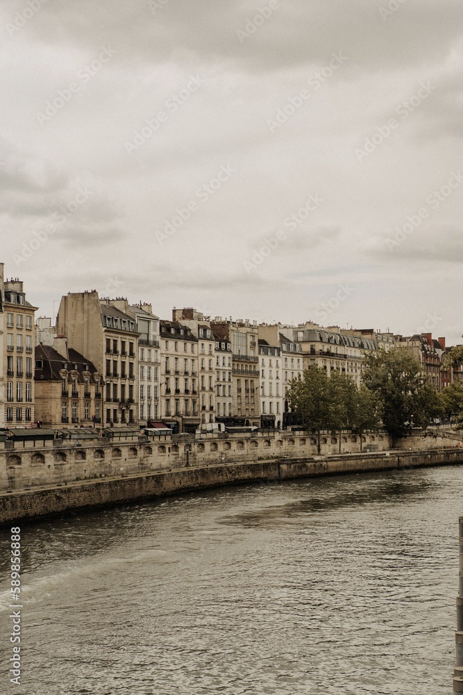 Paisaje de París sobre el rio sena
