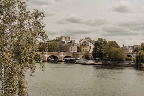 Paisaje de París sobre el rio sena photo