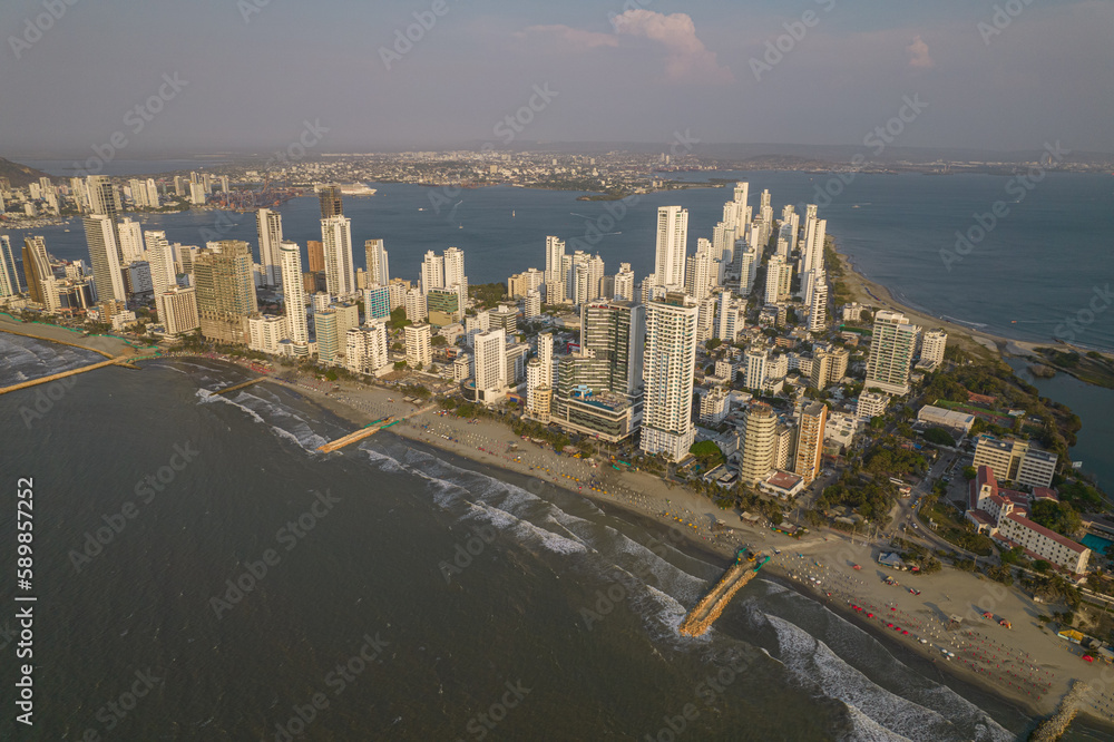 Paisaje urbano de la ciudad de Cartagena (Colombia), incluyendo sus playas, fuertes, murallas, centro histórico, mar.