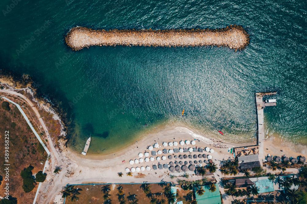 Paisaje urbano de la ciudad de Cartagena (Colombia), incluyendo sus playas, fuertes, murallas, centro histórico, mar.