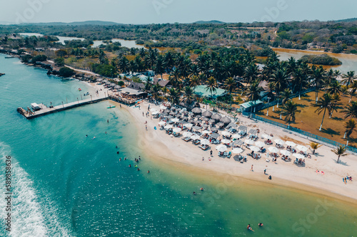 Obraz na płótnie Paisaje urbano de la ciudad de Cartagena (Colombia), incluyendo sus playas, fuertes, murallas, centro histórico, mar. w salonie