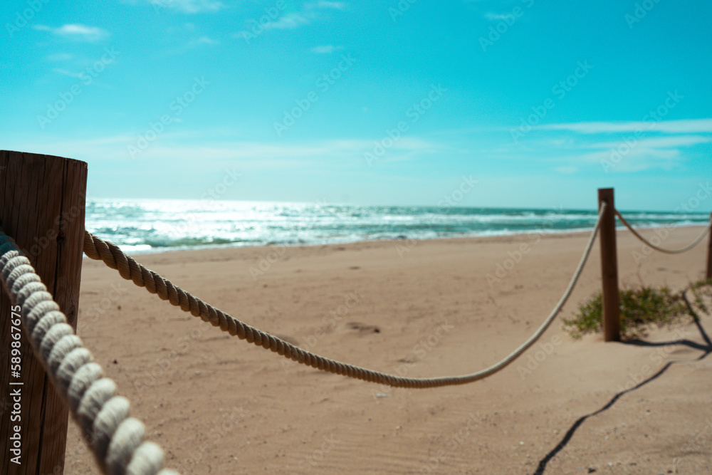 Obraz premium ROPE ON BEACH AT THE OCEAN
