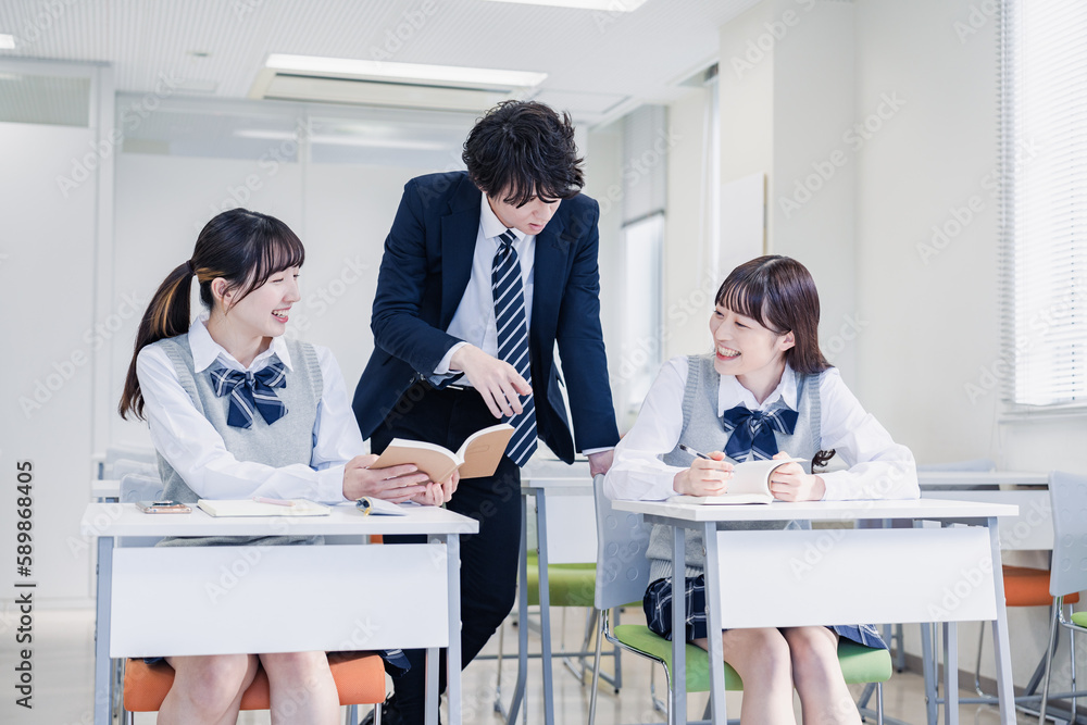先生の指導を受ける高校生 先生の指導を受ける高校生