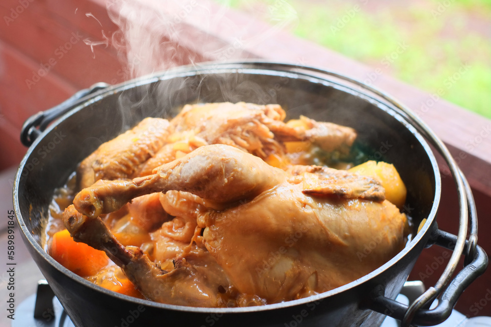 キャンプで鶏の蒸し焼き キャンプで鶏の蒸し焼き